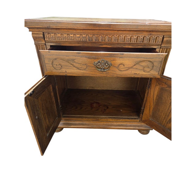 1990s Ethan Allen Royal Charter Oak Nightstand End Table Cabinet For Sale - Image 11 of 15