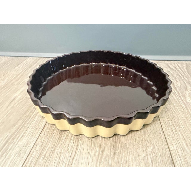 Mid-Century Modern Vintage Mid-Century Modern Two‑Tone Ceramic Tart Dish Fluted Bakeware 9.5” For Sale - Image 3 of 8