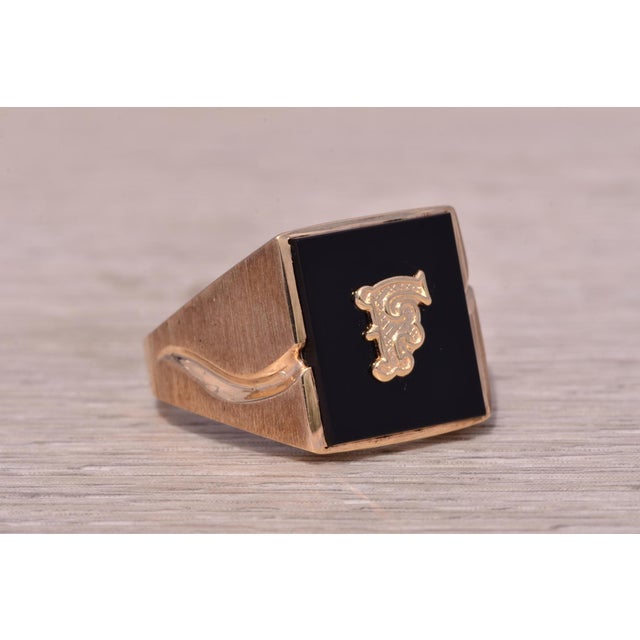 The Fati: Vintage Gentleman's Onyx and Carved F Initial Cocktail Ring in Yellow Gold For Sale - Image 9 of 12