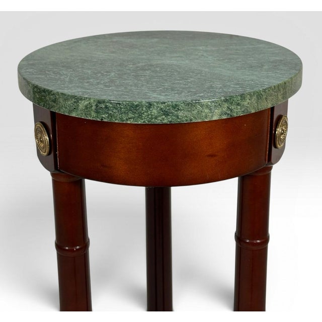 1980s Vintage the Bombay Company Traditional Gold Brass Accent Green Marble Top Mahogany Plant Stand Pedestal For Sale - Image 5 of 10