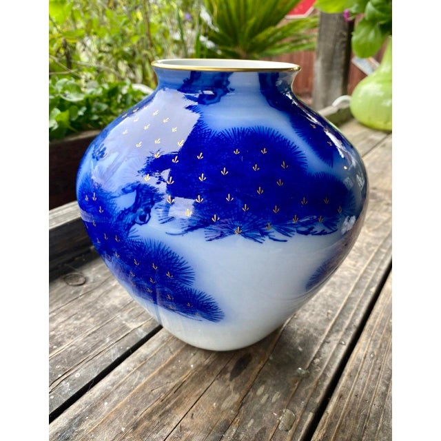 Japanese Mid 20th Century Koransha Japanese Porcelain Vase | Cobalt Blue Pine Design | Gold Accents For Sale - Image 3 of 15