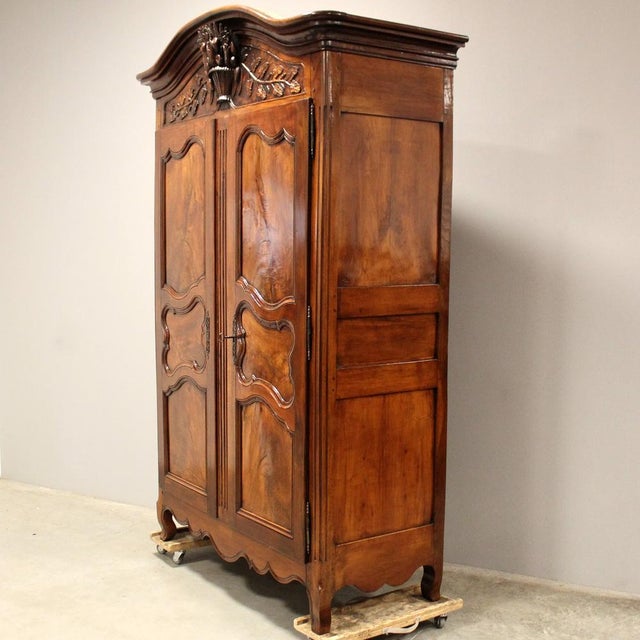 18th Century Luigi XV Wardrobe in Walnut and Cherry For Sale - Image 4 of 15