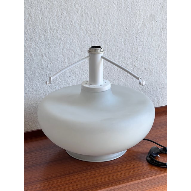 Vintage Table Lamp in White Plastic, 1960s For Sale - Image 4 of 13