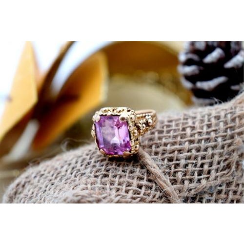 Gold Ring with Reliefs and Ruby Application For Sale - Image 3 of 7