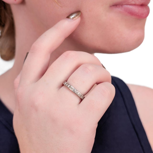 A fine vintage eternity band ring. In platinum. With 30 channel set round single cut diamonds (1.05 TCW ±) set around the...