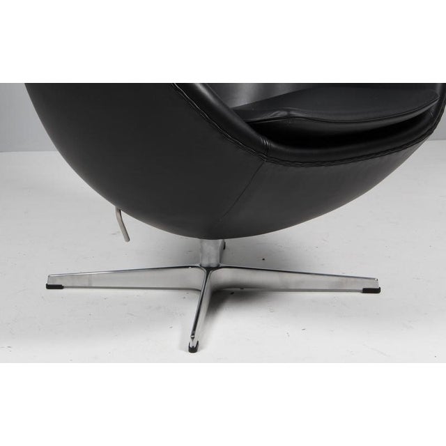 2020s Egg Chair in Black Leather by Arne Jacobsen for Fritz Hansen, 2024 For Sale - Image 5 of 9