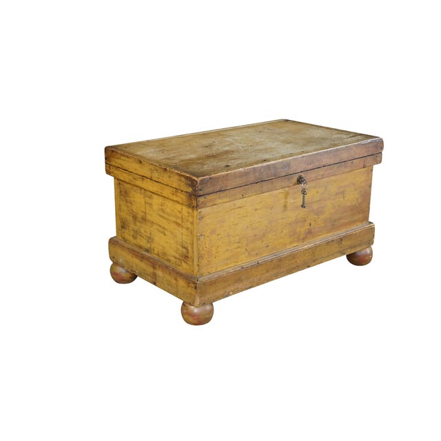 American Primitive Antique Early American Painted Oak Blanket Trunk Chest Coffee Table For Sale - Image 3 of 18