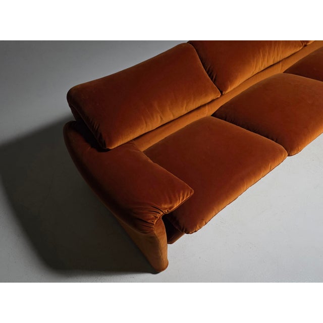 Maralunga Sofa in Burned Orange Velvet by Vico Magistretti for Cassina, 1970s For Sale - Image 6 of 12