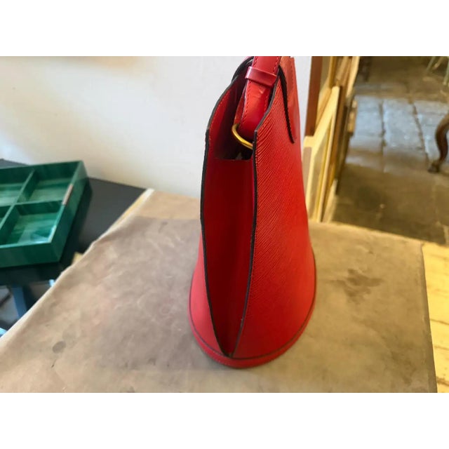 A 1995 Vintage Louis Vuitton Castillan Red Epi Leather Cluny Shoulder Bag For Sale - Image 16 of 17