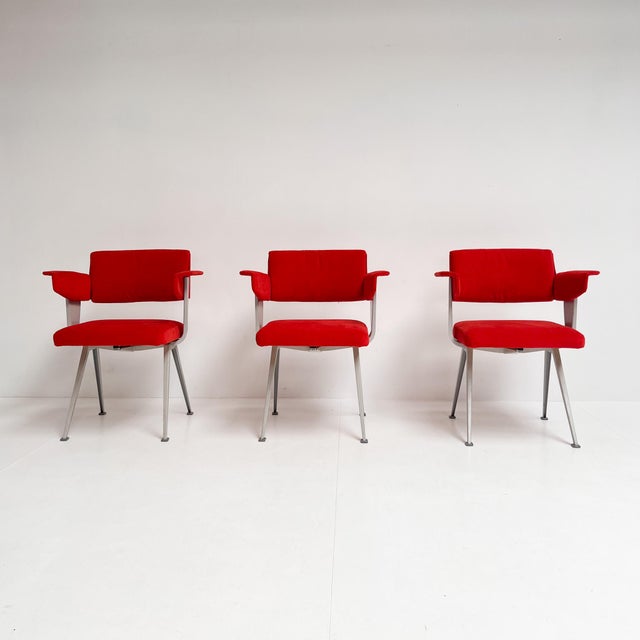 Give your interior a colorful design boost with this Resort chair by Friso Kramer for Ahrend de Cirkel! A Dutch design...