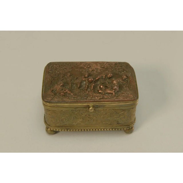 Decor scenes of children's games, sides carved with arabesques, 4 small ball feet