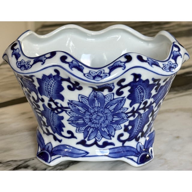 Ceramic Blue & White Chinoiserie Scalloped Edge Cache Pot For Sale - Image 7 of 16