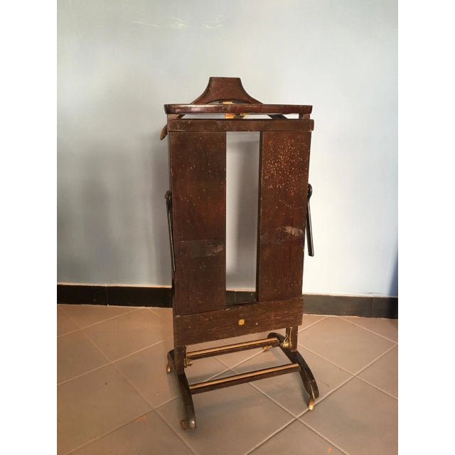 The object is working, but the wooden parts need to be restored. This piece has an attribution mark, I am sure that it is...