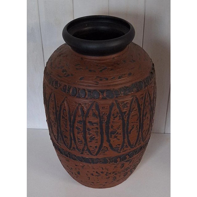 Vintage Handmade Ceramic Vase, 1970s, in Very Good conditions. Designed 1970 to 1979