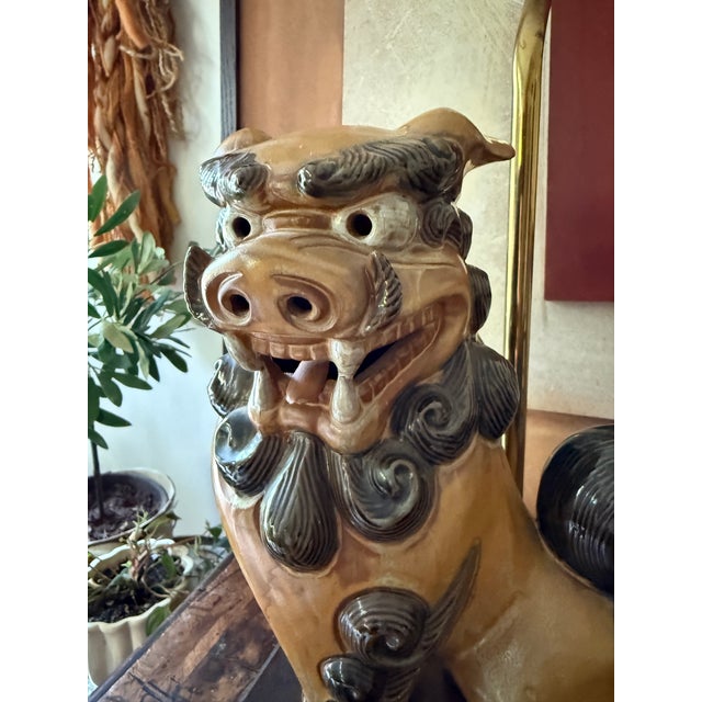 1970s Vintage Hollywood Regency Chinese Foo Dog Ceramic Table Lamp Guardian Lion Chinoiserie For Sale - Image 5 of 12