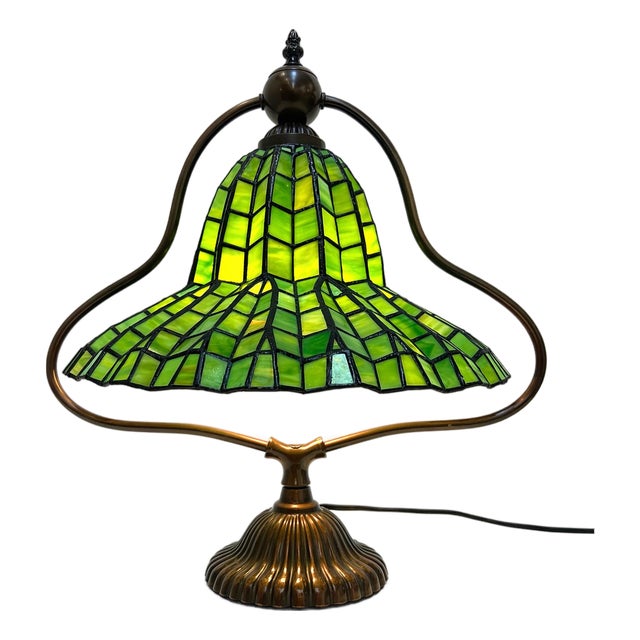 Tiffany Style Table Lamp in Green Stained Glass For Sale