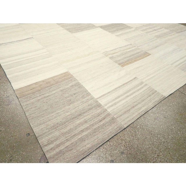 Galerie Shabab Collection Mid-20th Century Turkish Flatweave Kilim Carpet For Sale In New York - Image 6 of 8