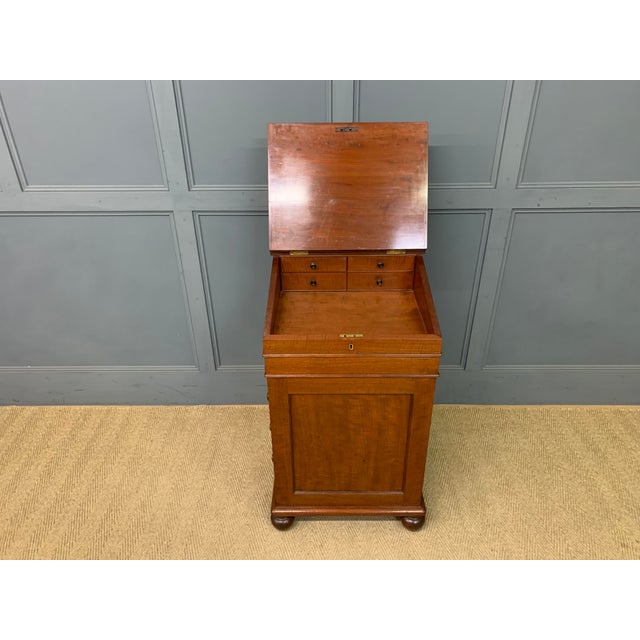 A superb quality George IV period mahogany Davenport by Gillows of Lancaster (not stamped). Of fine construction in solid...