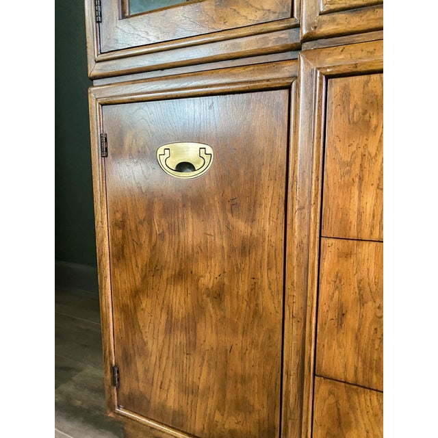 1980s Drexel Heritage Passage Lighted China Cabinet, Campaign Style Display Hutch, 1980s For Sale - Image 5 of 13