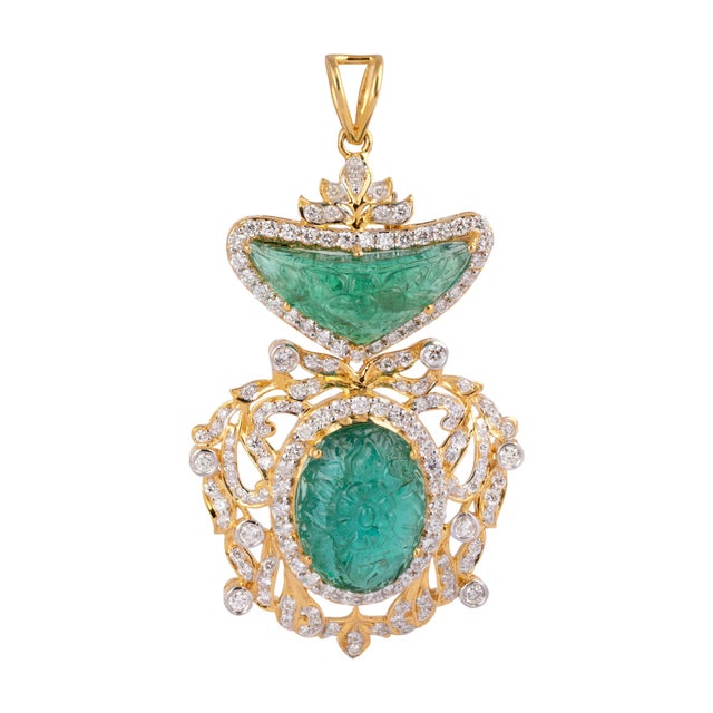 Contemporary Diamond Emerald Pendant in 18k gold For Sale - Image 3 of 5
