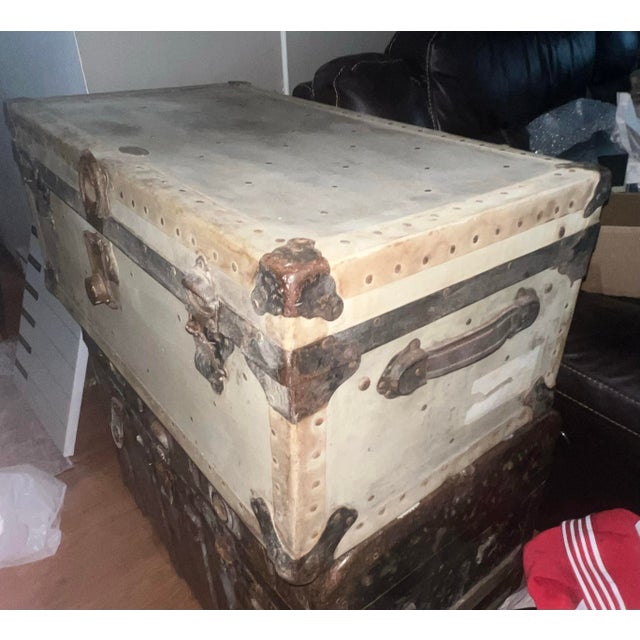 Rogers and Madison Antique Cream Victory Steamer Cabin Trunk Storage Coffee Table For Sale - Image 9 of 10