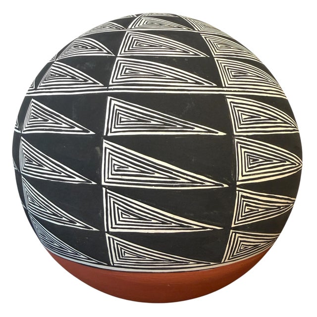 Set of Two Acoma Pueblo Seed Pots For Sale - Image 4 of 17