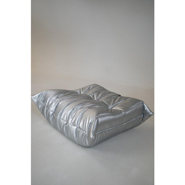 Textile Togo Lounge Chair and Pouf in Silver Skai by Michel Ducaroy for Ligne Roset, 1973, Set of 2 For Sale - Image 7 of 10