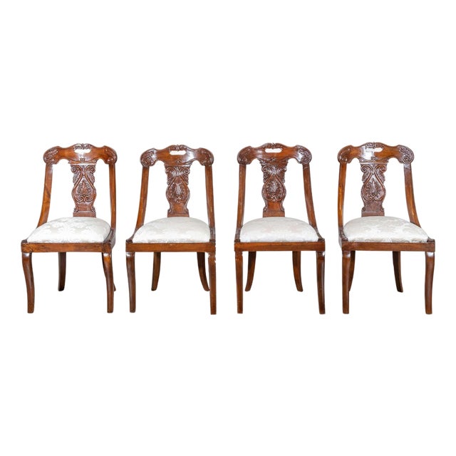Set of Four 19th-Century Lombard Gondola Chairs in Carved Walnut For Sale