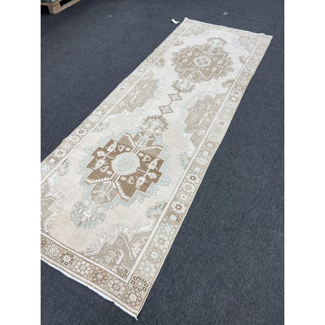 MATERIAL: 100% hand spun organic wool Size: 3'.11" x 10'.11" / 118cm x 332cm CONDITION: In excellent - This rug is...