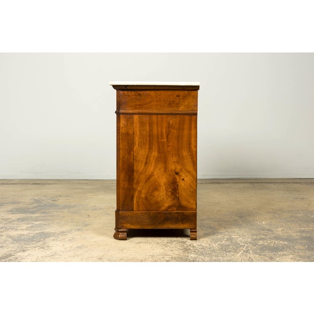 Mid-19th Century French Louis Philippe Walnut Commode With Carrara Marble Top For Sale - Image 12 of 18