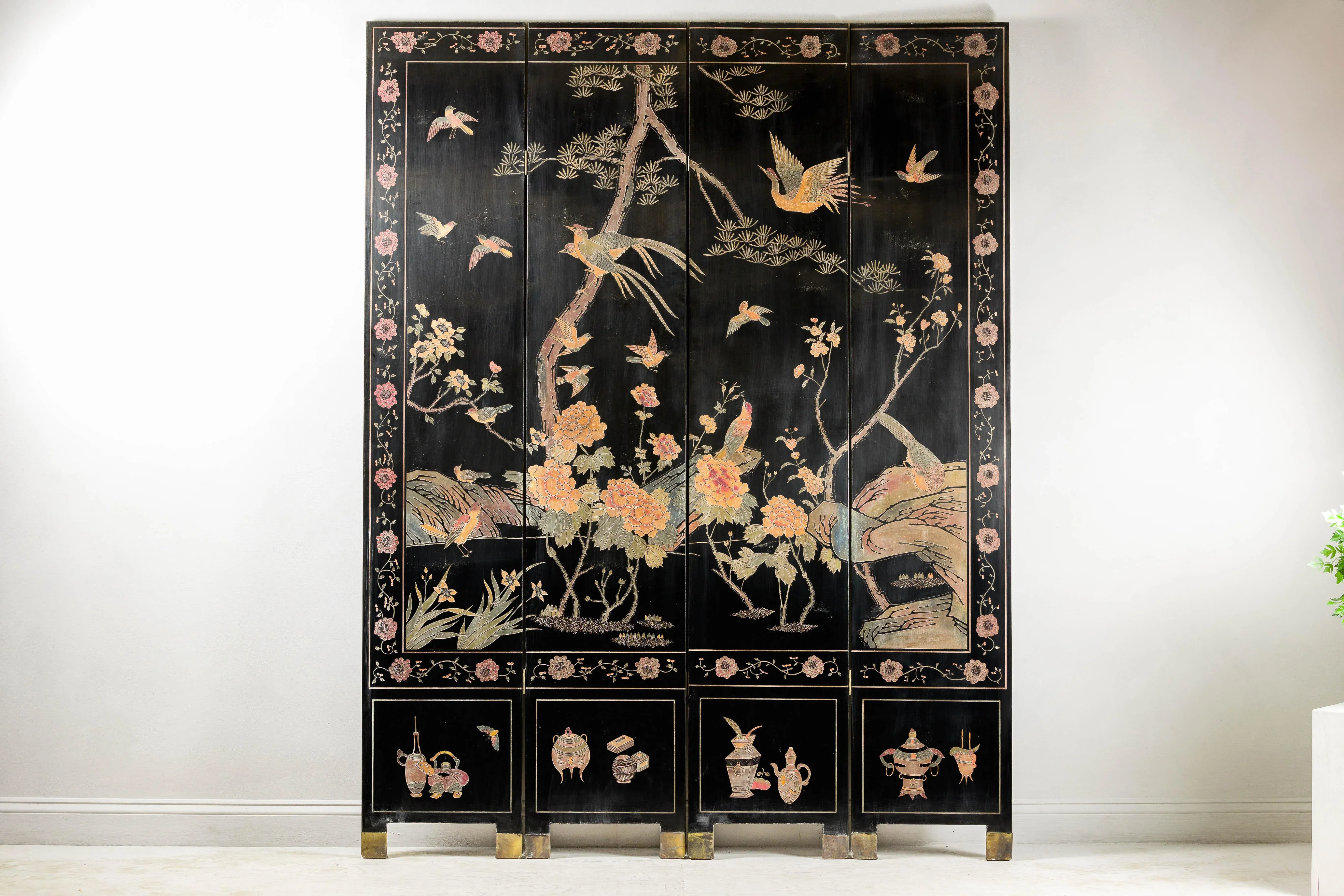 four-panel-black-lacquer-