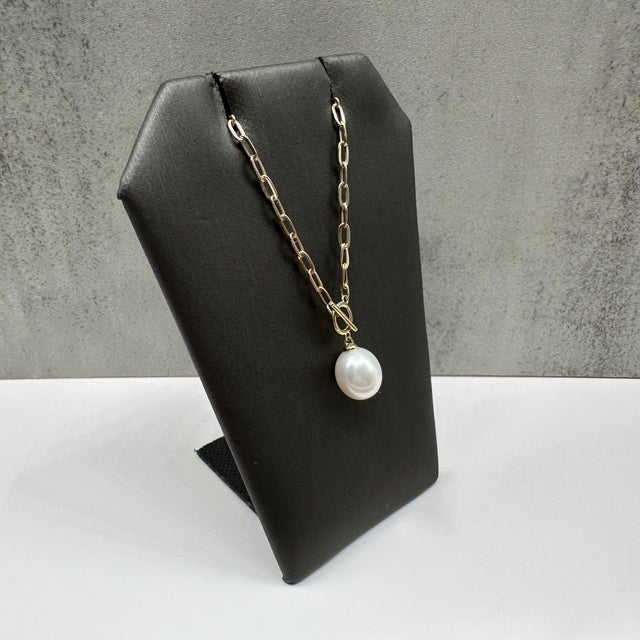This elegant paperclip chain pearl necklace in 10kt yellow gold features a beautifully sized pearl measuring approximately...