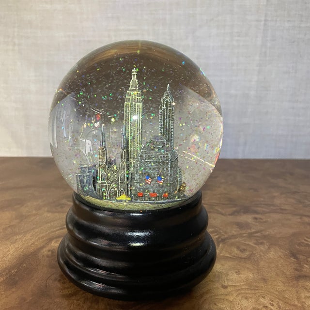 2000 - 2009 Sak’s Fifth Avenue New York City Musical Snow Globe For Sale - Image 5 of 10
