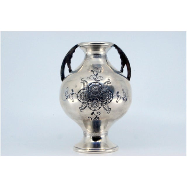 Silver Vase with Engraved Floral Motifs, in Good conditions.