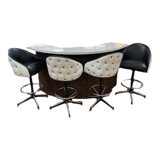 Mid 20th Century Hollywood Regency Tufted Four-Seat Swivel Bar With Matching Stools, 5 Pieces For Sale