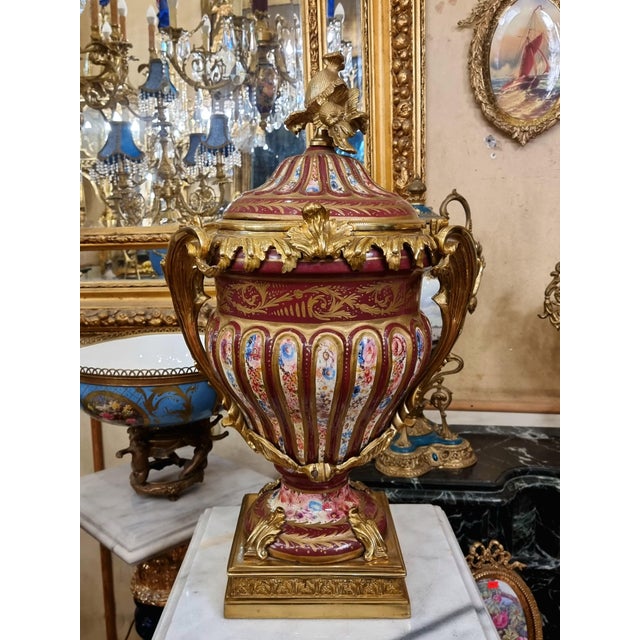 Burgundy French Style Porcelain Covered Vase With Gold Leaf Details & Gilt Bronze Mounts For Sale - Image 4 of 4