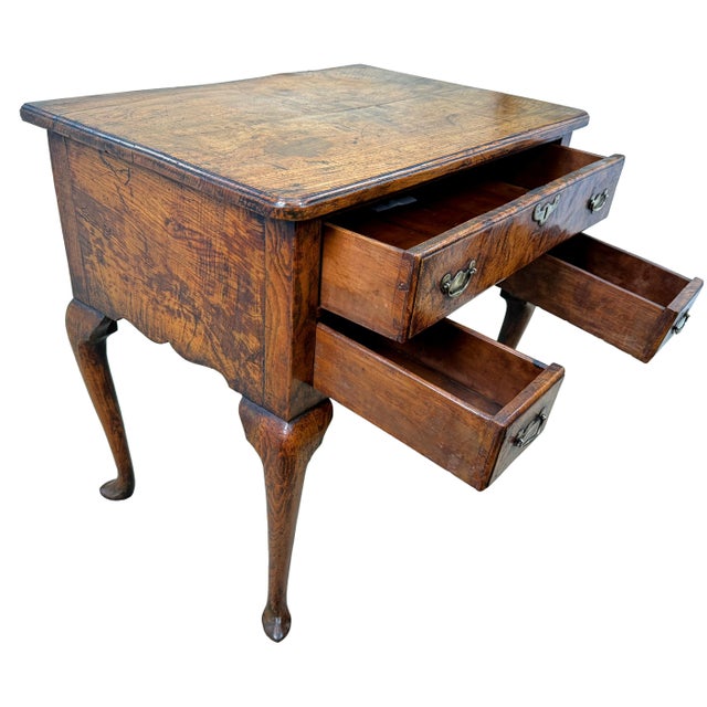 Early 18th Century Georgian Quilted Elm Lowboy, 1720s For Sale - Image 5 of 12