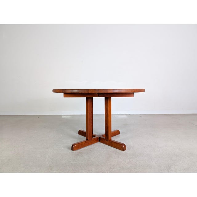 We are offering a beautiful extendable teak dining table from the Danish manufacturer Rosengaarden, dating from the 1960s,...