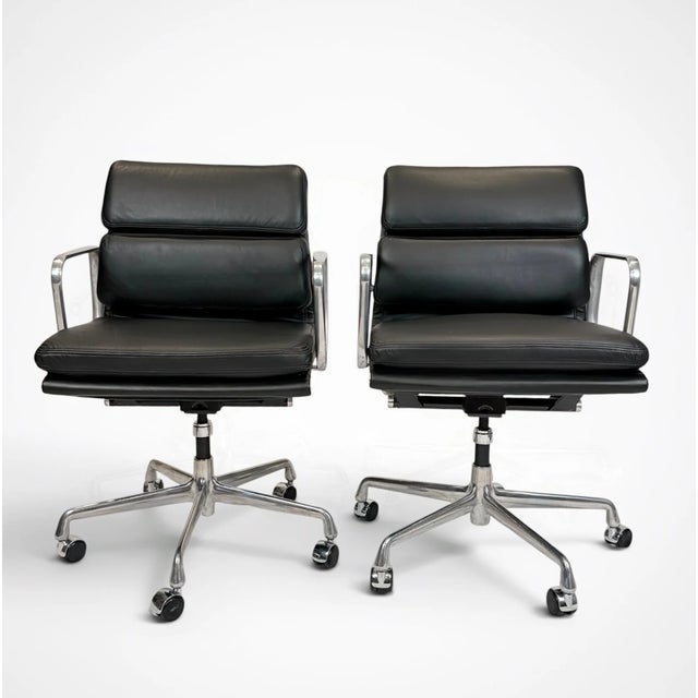 Mid-Century Modern Pair of Eames Aluminum Group Soft Pad Management Chairs by Herman Miller - Black Leather For Sale - Image 3 of 10