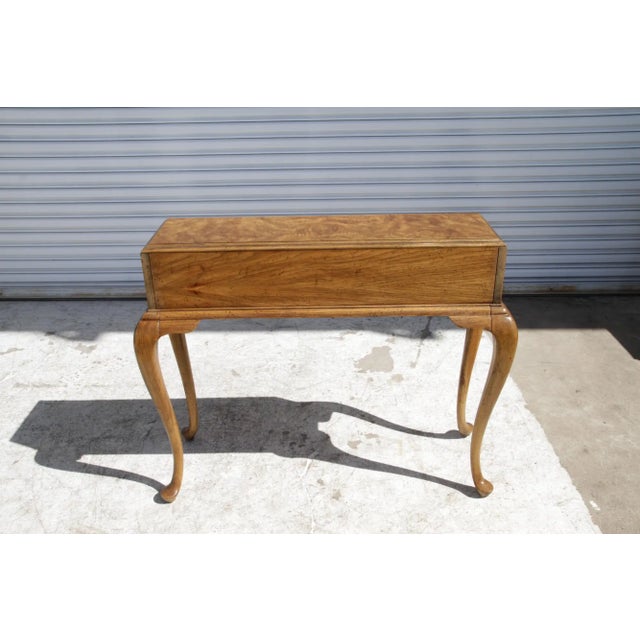 Queen Anne 1970s American of Martinsville 2 Drawer Burl Queen Anne Style Writing Table For Sale - Image 3 of 13
