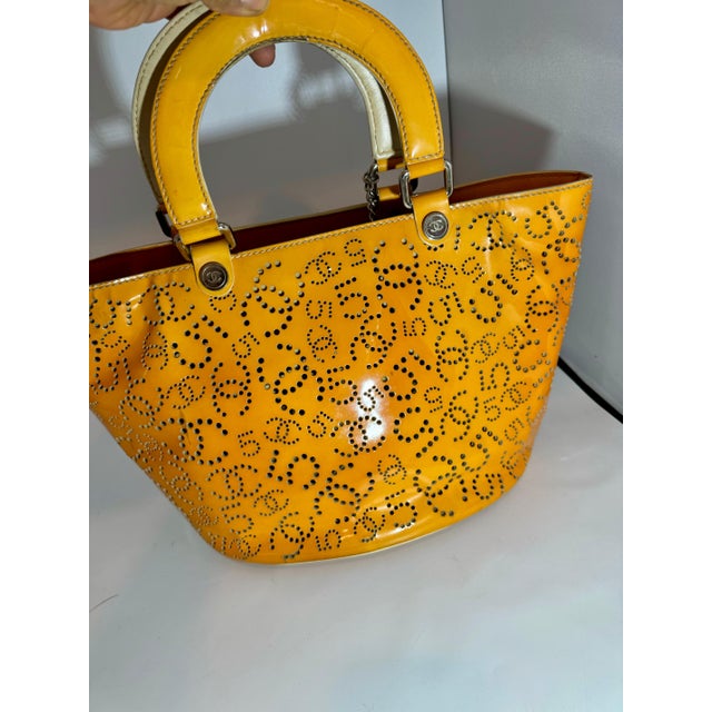 Chanel Patent CC Perforated Tote Bag , Vintage Orange Beach Bag For Sale - Image 12 of 18