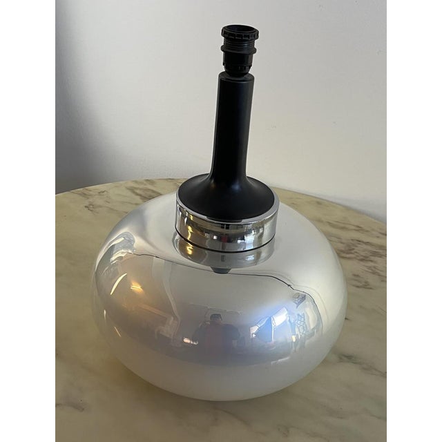 Opal glass table lamp. Italian production of the 70s. The lamp is in excellent condition and has only small signs of the...