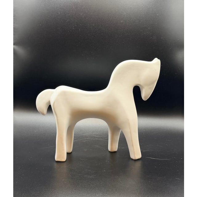 2020s Minimalist White Horse Sculpture – Modern Matte Animal Figurine For Sale - Image 5 of 5