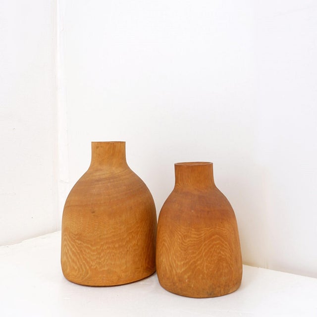 Wabi Sabi - Vintage - Decoration Measures : Ø 25cm - H:34cm Ø 19cm - H:27cm Material : paulownia wood This pair of...