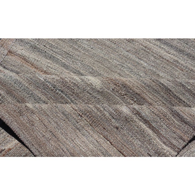 2020s Finely Made Modern Kilim With Minimalist Solid Design and Variegated Colors in Earth Tones For Sale - Image 10 of 12