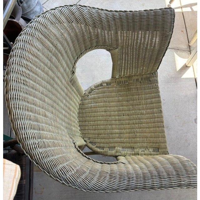 1930s Bar Harbor Wicker Chair in Original Painted Surface For Sale In Los Angeles - Image 6 of 7