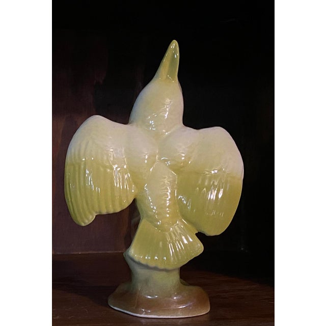 Set of Two Mid 20th Century Cockatoos Crested Parrot Bird Figurines in Pastel Yellow, Green, Brown For Sale - Image 6 of 11
