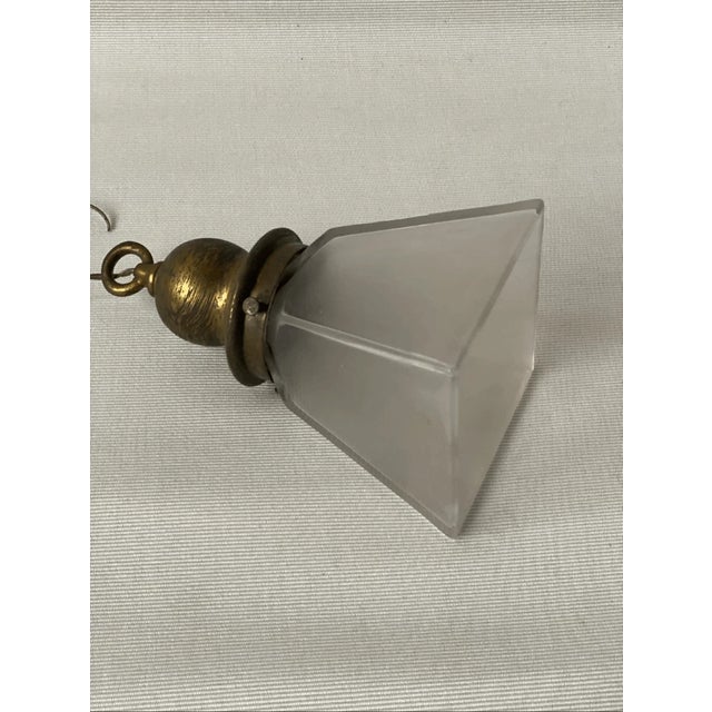 Good condition Bring a touch of early 20th-century elegance to your home with this charming vintage pendant light. This...