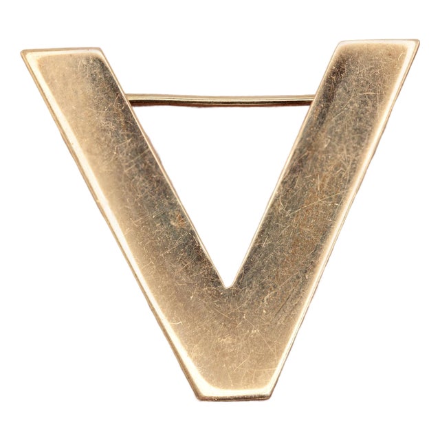 Vintage Tiffany & Co. 14k Yellow Gold “V” Brooch C. 1940s For Sale