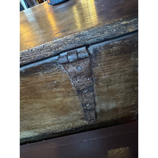 Traditional 18th Century Dutch Twente Tuugkist Blanket Chest in Carved Oak [Dh] For Sale - Image 3 of 5